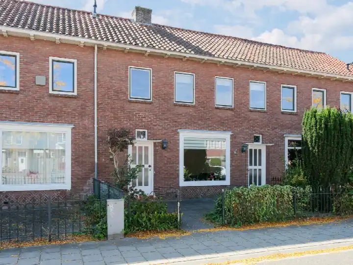 Terraced house for sale: Schoolstraat 28, Ossenkoppelerhoek Midden Noord Almelo