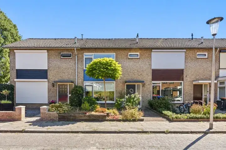 Tussenwoning te koop: Schoolweg 11, Deest Deest
