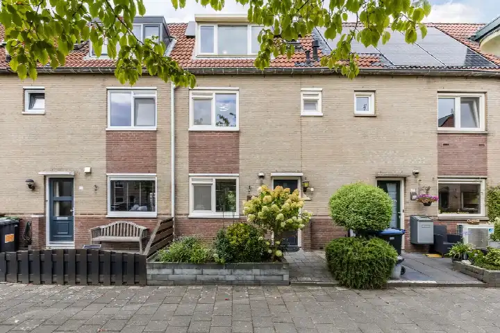 Terraced house for sale: Schoorldamstraat 18, Westerwatering Zuid Zaandam