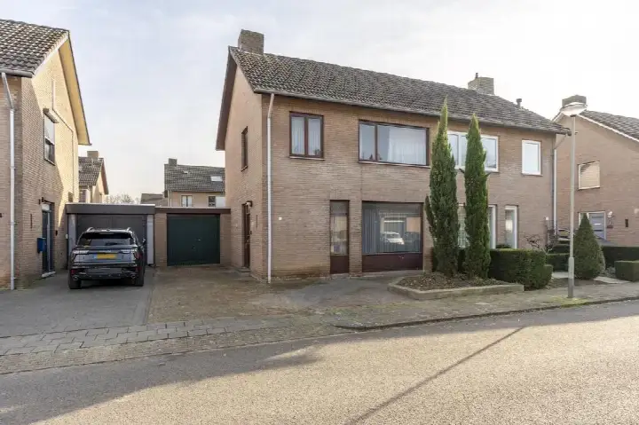 Twee-onder-één-kap te koop: Schout Boutenstraat 12, Buchten Buchten
