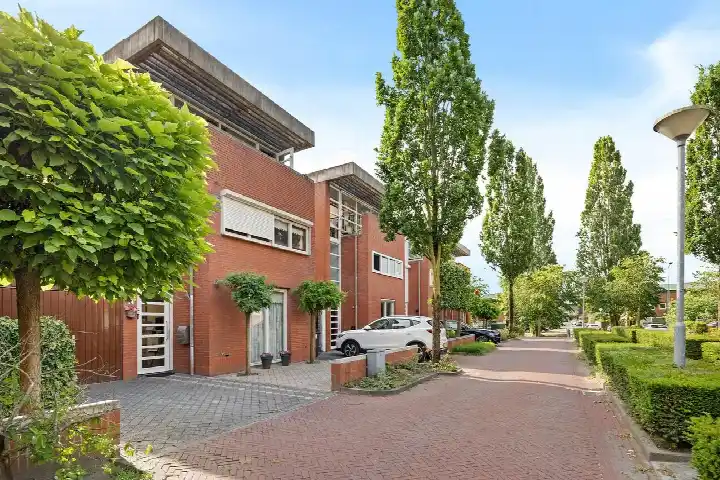 Tussenwoning te koop: Schout van Bergheslaan 7, Maasoever 'S-Hertogenbosch