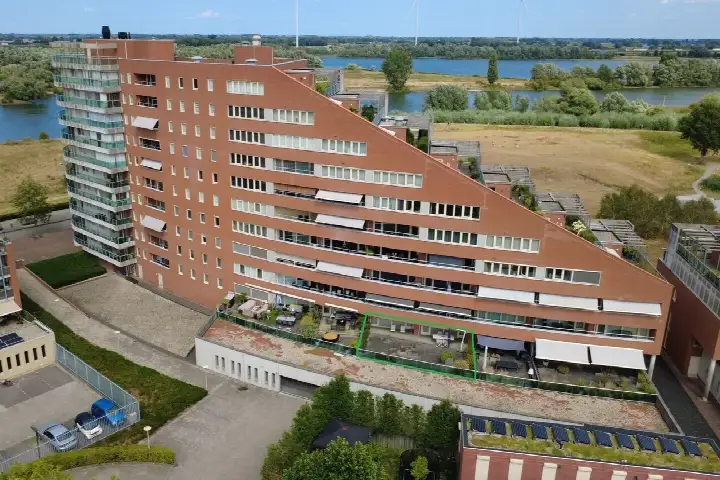 Appartement te koop: Schout van Hanswijkplein 112, Maasoever 'S-Hertogenbosch