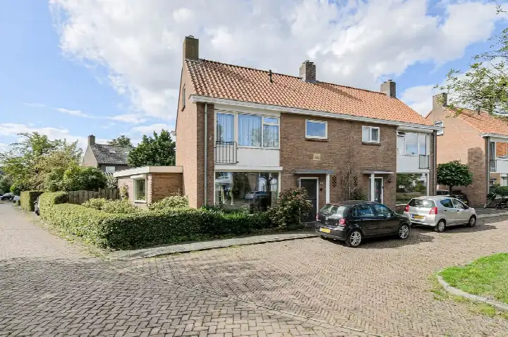 Twee-onder-één-kap te koop: Schoutenveld 12, Slotjes-West Oosterhout