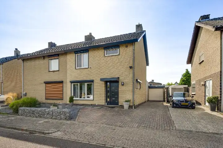 Twee-onder-één-kap te koop: Schuurweidestraat 9, Neerbeek Beek