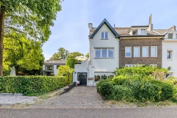 Corner house for sale: Sint Pietersluisweg 56, Villapark Maastricht
