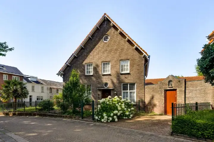 Semi-detached for sale: Sint Theresiaplein 13, Biesland Maastricht