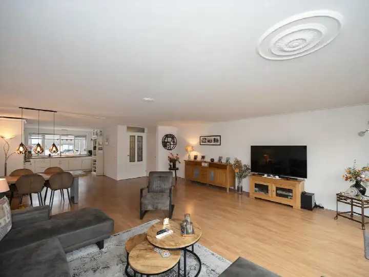 Tussenwoning te koop: Sisleystraat 31, Tussen de Vaarten Z.- Zuidwest Almere