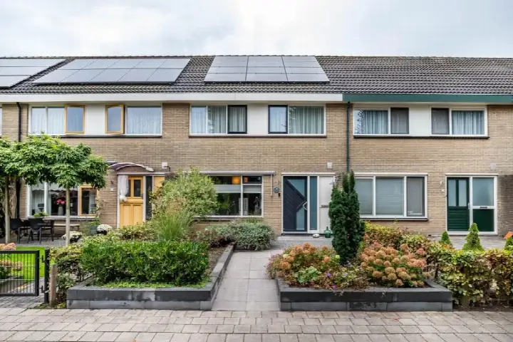 Tussenwoning te koop: Sjoerd Pieters Hoekstraweg 30, Sumar Sumar