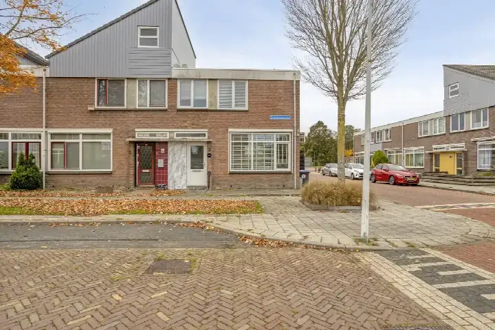 Corner house for sale: Snecanusstraat 2, Lemmerweg-Oost Sneek
