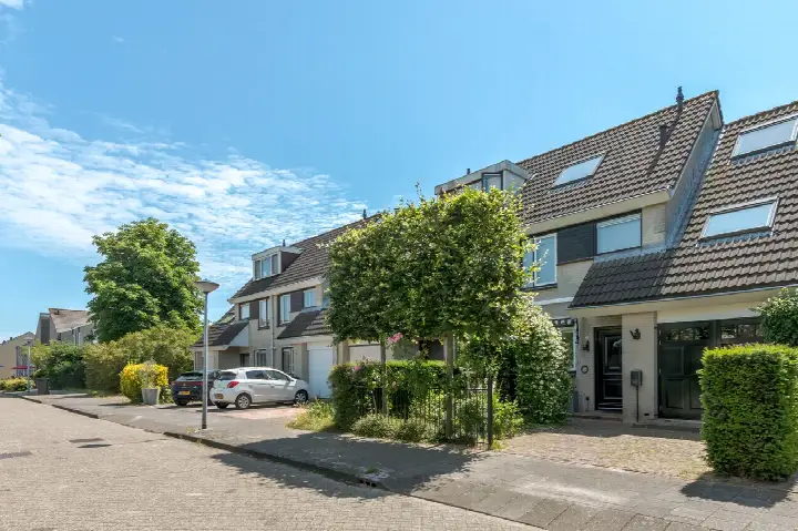 Tussenwoning te koop: Sneeuwklokjestraat 6, Bloemenbuurt Noord Almere