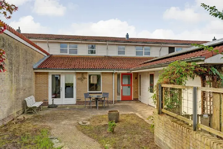 Terraced house for sale: Sneeuwvlok 16, Groenoord Elst (Ge)
