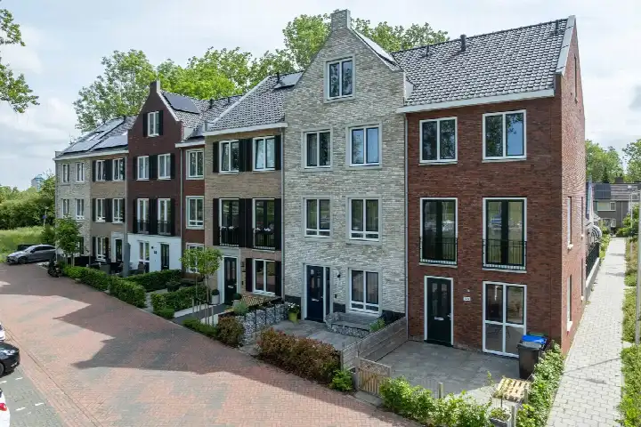 Tussenwoning te koop: Spoorbaan 155, Kanaalzicht Hellevoetsluis