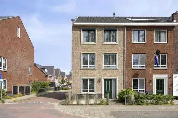 Hoekwoning te koop: Spoorbaan 27, Kanaalzicht Hellevoetsluis