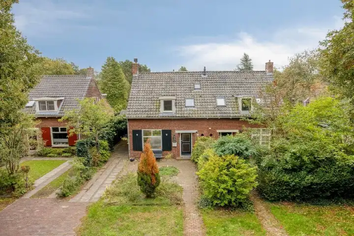 Twee-onder-één-kap te koop: Spoorlaan 13, Tuindorp Heiloo