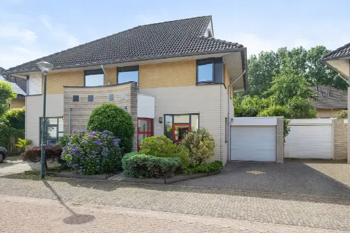 Twee-onder-één-kap te koop: Spoorven 232, 't Ven West Veghel