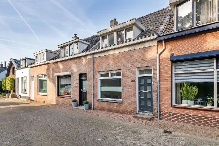 Tussenwoning te koop: St. Walburgbuitensingel 42, Sterrebos Tiel