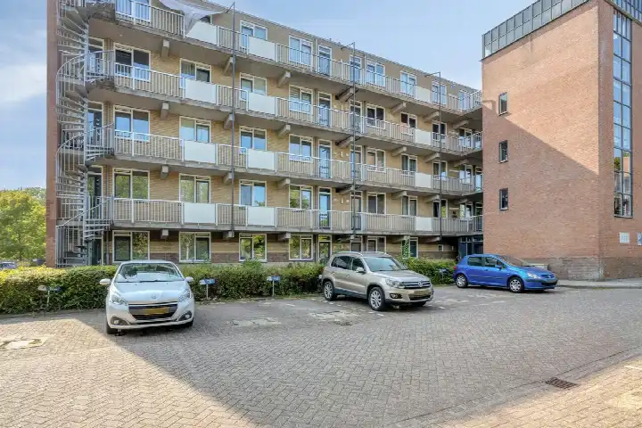 Apartment for sale: Staalstraat 86, Emmeloord-Centrum-Tussen Gracht en Vaart Emmeloord