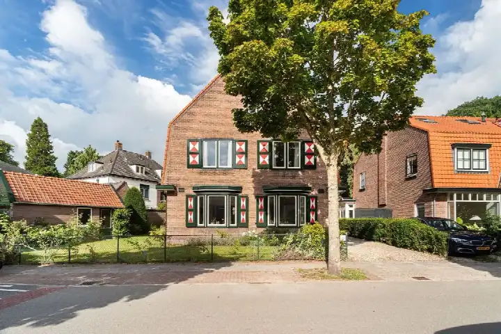 Vrijstaande woning te koop: Stadhouderslaan 1, Schilderskwartier Hilversum