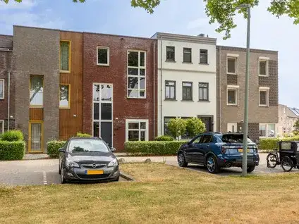Terraced house for sale: Stadspolderring 208, Johanna Naber-erf en omgeving Dordrecht