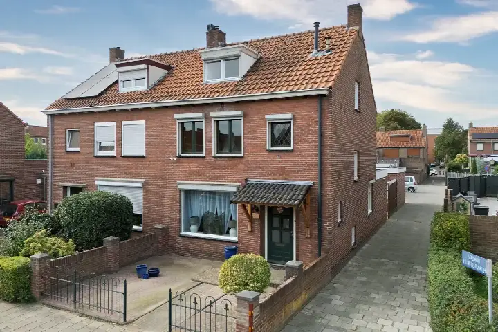 Twee-onder-één-kap te koop: Stalpaert van der Wielestraat 26, Hazenkamp Venlo