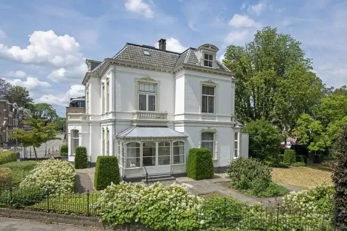 Detached house for sale: Stationsstraat 2, Santwijck Tiel