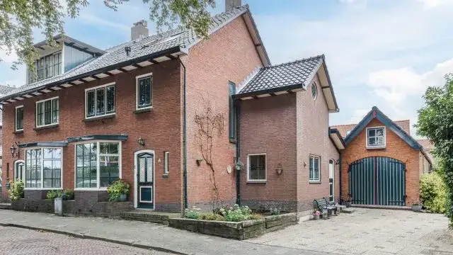 Twee-onder-één-kap te koop: Stationsstraat 6, Dorpscentrumcentrum Uithoorn