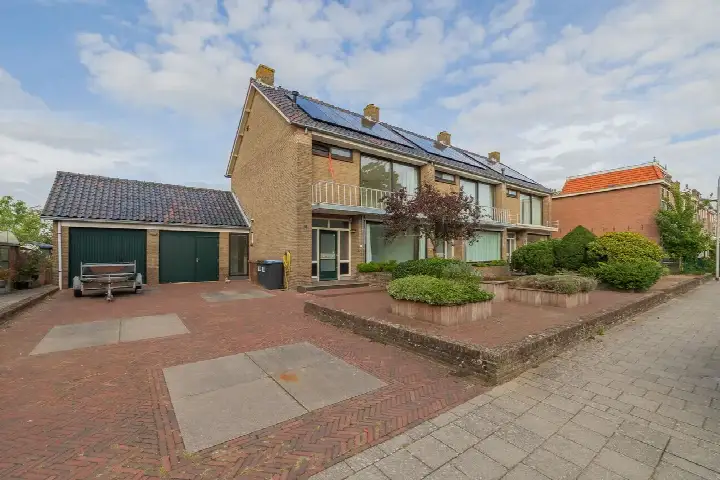 Hoekwoning te huur: Stationsweg 182C, Om de Zanderij Hillegom