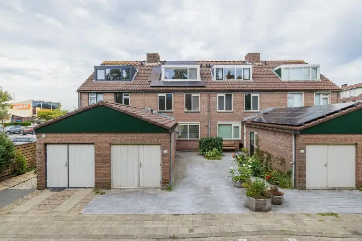 Terraced house for sale: Stationsweg 53, Om de Zanderij Hillegom