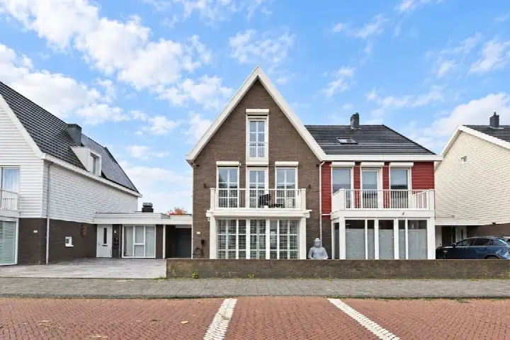 Terraced house for sale: Stavangerstraat 57, Hoge Veld 'S-Gravenhage