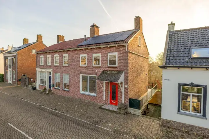 Twee-onder-één-kap te koop: Steenweg 109, Moerdijk Moerdijk
