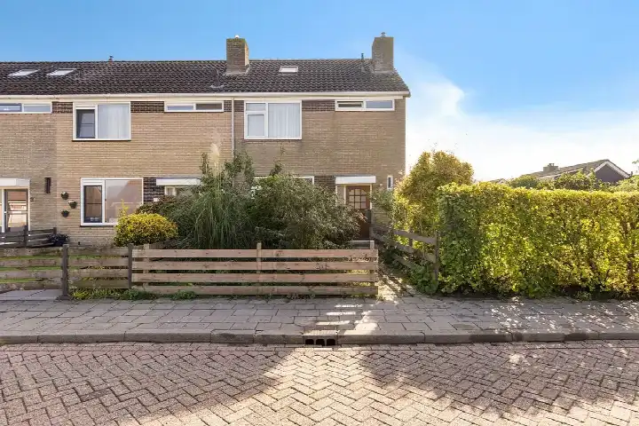 Corner house for sale: Stjûrmanstún 15, Hallum Hallum