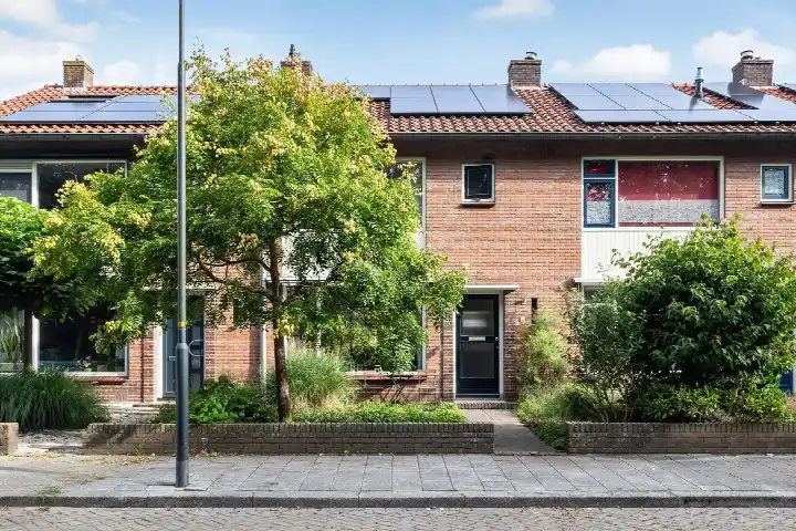 Terraced house for sale: Strausslaan 81, Componistenkwartier Apeldoorn