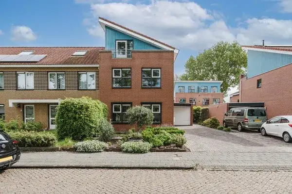 Corner house for sale: Surinamesingel 25, Midden Heerenveen