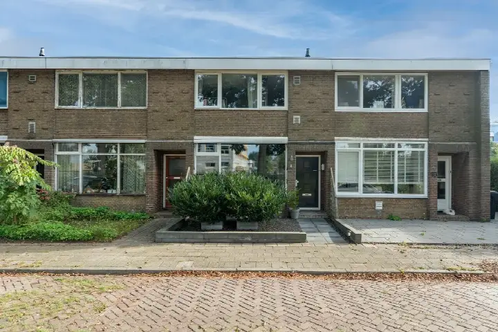 Terraced house for sale: Surinamesingel 9, Midden Heerenveen