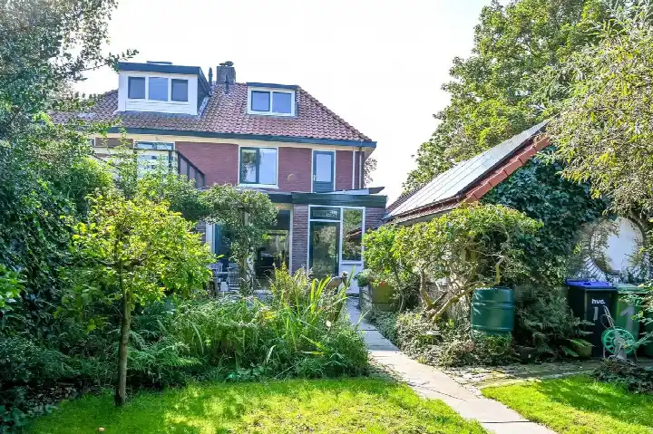 Twee-onder-één-kap te koop: Surinamestraat 1, West-Indische buurt Santpoort-Noord