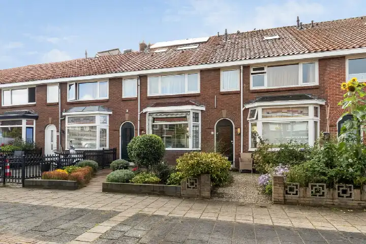 Terraced house for sale: Sweelinckstraat 22, Viottakade en omgeving Dordrecht