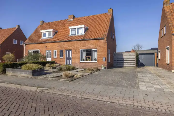 Twee-onder-één-kap te koop: Taeke Schuilengalaan 69, Surhuisterveen Surhuisterveen