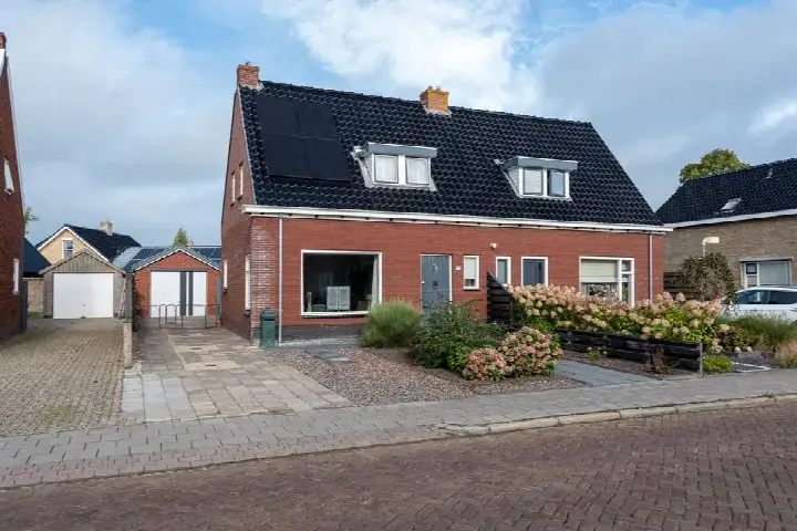Twee-onder-één-kap te koop: Taeke Schuilengalaan 75, Surhuisterveen Surhuisterveen