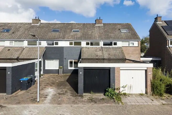 Tussenwoning te koop: Taniaburg 28, Camminghaburen-Midden Leeuwarden