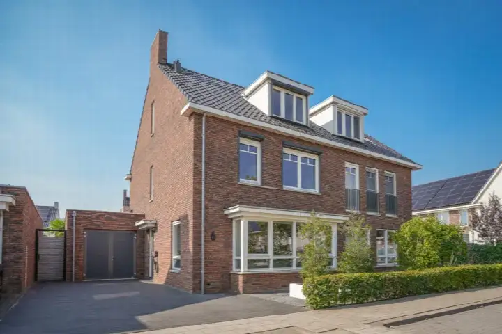 Twee-onder-één-kap te koop: Thijs de Torenwachterstr 6, Verspreide huizen Hoeven Zaltbommel