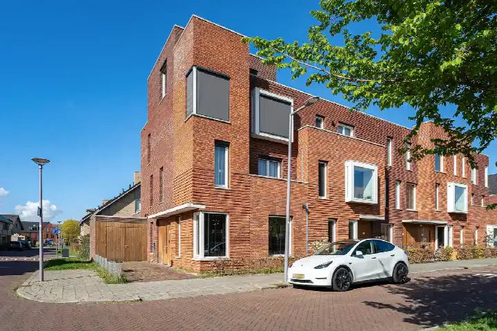 Corner house for sale: Tinbergenlaan 123, Zestienhoven Rotterdam