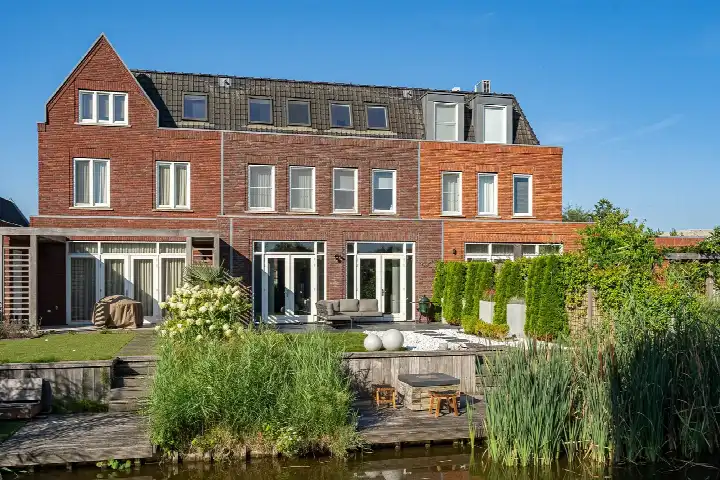Terraced house for sale: Tinbergenlaan 82, Zestienhoven Rotterdam
