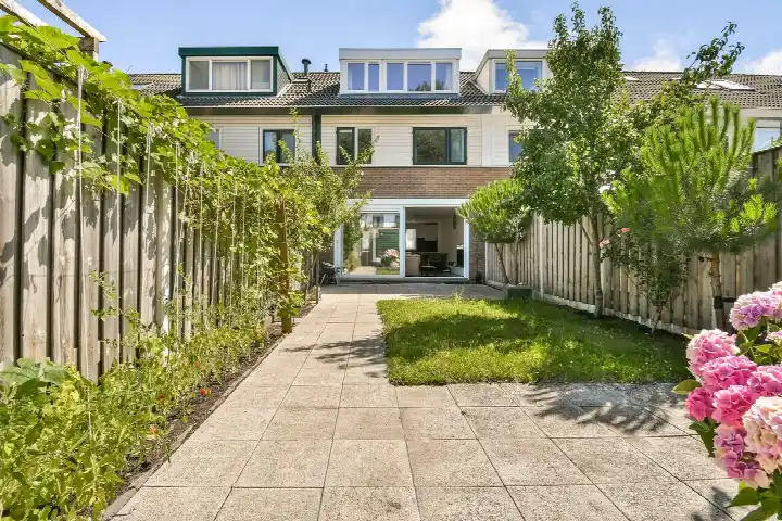 Terraced house for sale: Tongelaarweg 93, Beverwaard Rotterdam