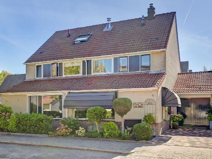 Tussenwoning te koop: Topaas 5, Nieuwe Steen - Buurt 22 00 Hoorn