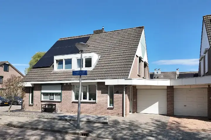 Tussenwoning te koop: Troelstrastraat 4, Dinteloord Dinteloord