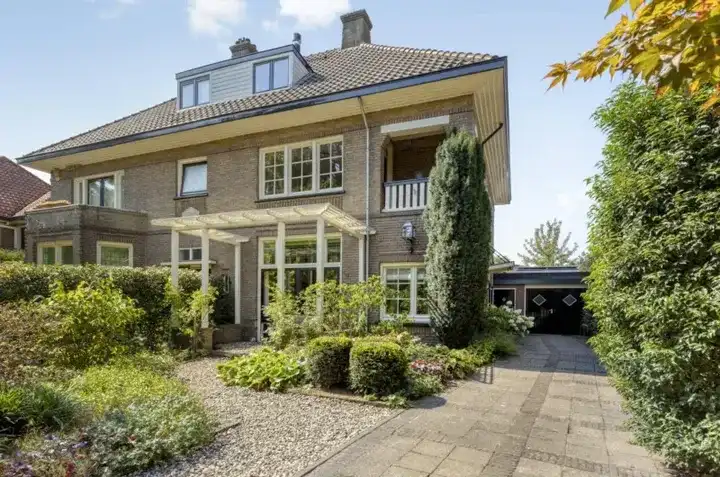 Tussenwoning te koop: Tromplaan 13, Velp-Noord boven spoorlijn Velp