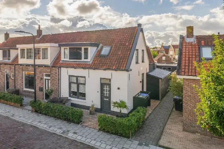 Hoekwoning te koop: Tuinstraat 8, Sommelsdijk bloemenbuurt Sommelsdijk
