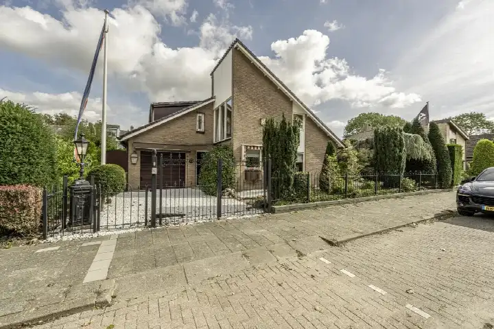 Detached house for sale: Tuinweg 22, Zuid-Beijerland Woonkern Zuid-Beijerland