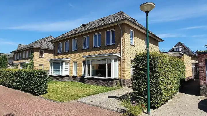 Twee-onder-één-kap te huur: Tulpentuin 20, Tuinen Houten