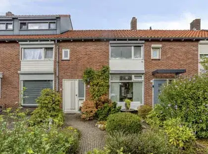 Tussenwoning te koop: Tulpstraat 10, Hoevenseveld Uden